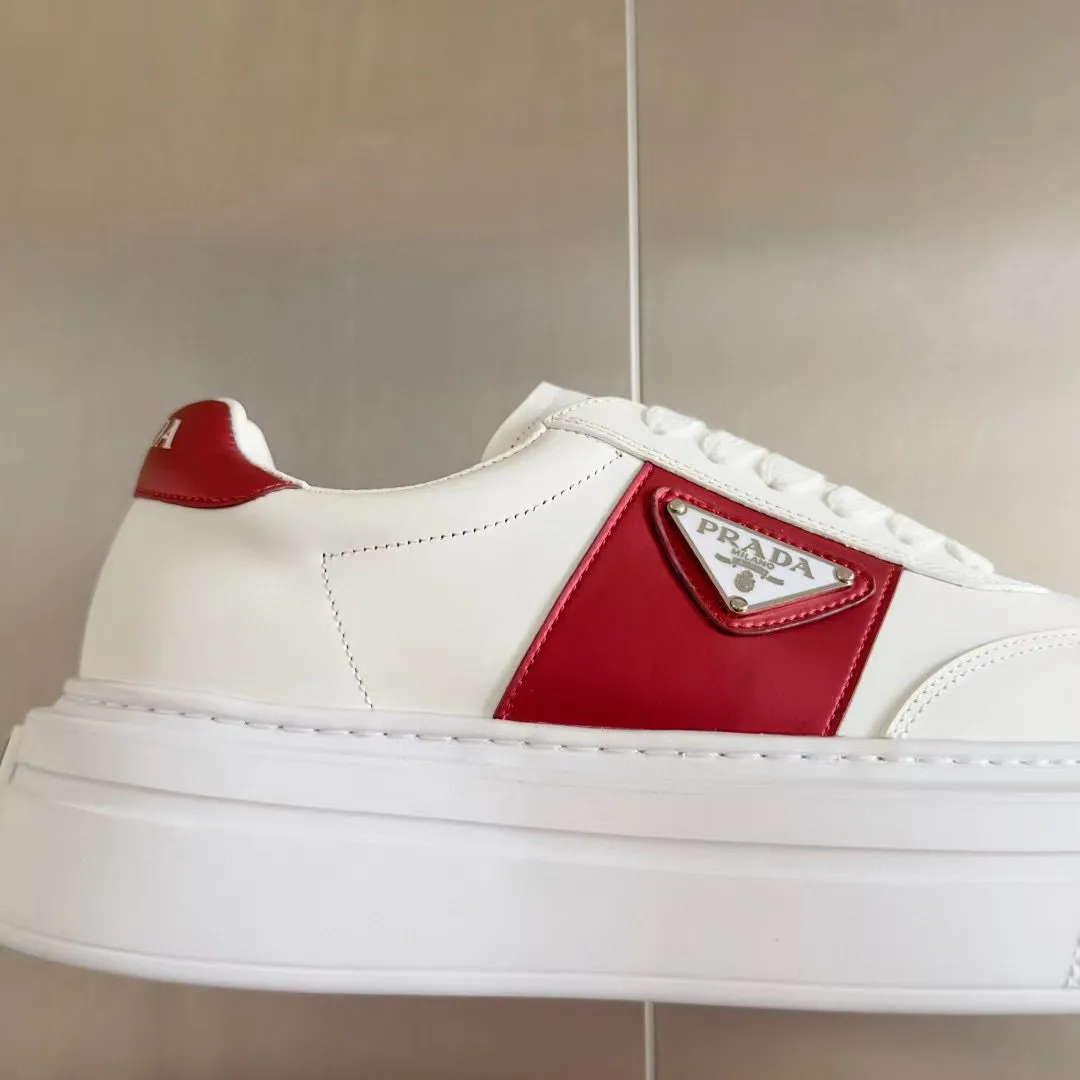 👟👟Ex-factory price 600👟👟 Couple model Prada Latest Couple model Triangle logo Thick sole Casual white shoes Sneakers Original purchase development and production This sneaker combines simple lines and distinctive details into a modern design. The leather upper presents a refined silhouette, with the Prada contrasting logo embellished on the tongue and side inserts. Exquisite packaging at the delivery counter 🛍📦 ▪️Fabric: Original custom imported cowhide material ▪️Lining: Original custom made soft sheepskin ▪️Sole: Original molded non-slip rubber outsole ▪️Sole thickness: 4CM ▪️Size: Women's 35-40 / Men's 39-45